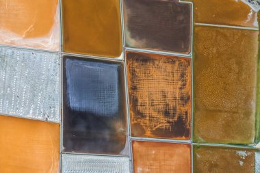 Phetchaburi Tuzu Naklua 'da daireler, çiftlikler ve çiftçiler Phetchaburi, Tayland' da tuz topluyor.