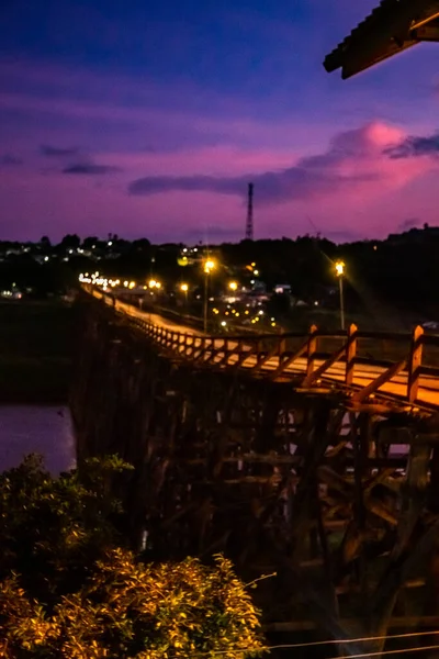 Mon Bridge, vecchio ponte di legno al tramonto a Sangkhlaburi, Kanchanaburi, Thailandia — Foto Stock