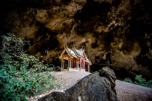 Phraya Nakhon Cave, Khua Kharuehat pavillion temple in Khao Sam Roi Yot National Park in Prachuap Khiri Khan, Thailand — Fotografia de Stock