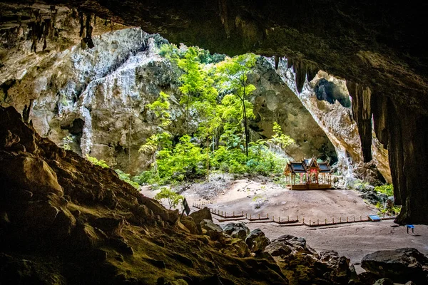 Cueva de Phraya Nakhon, templo del pabellón de Khua Kharuehat en el parque nacional de Khao Sam Roi Yot en Prachuap Khiri Khan, Tailandia —  Fotos de Stock