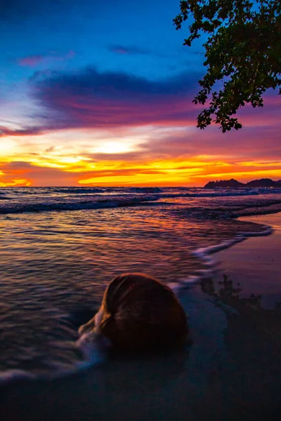 Playa de Klong Prao durante la puesta del sol en Koh Chang, Trat, Tailandia — Foto de Stock