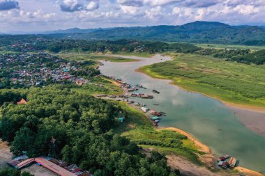 Chedi Phutthakhaya ya da Puttakaya Pagoda, Wat wang Wiwekaram veya Sangkhlaburi, Kanchanaburi, Tayland 'daki wat wang pho uttama