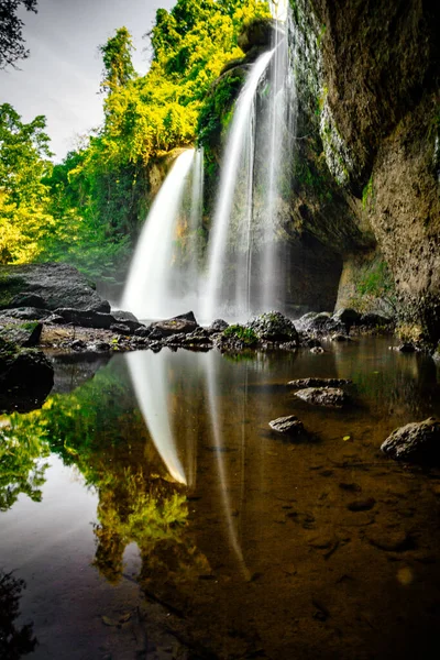 Haew Suwat Vodopád v národním parku Khao Yai v Nakhon Ratchasima, Thajsko — Stock fotografie