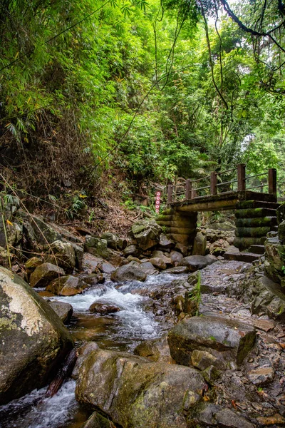 Namtok Phlio Nationalpark, alte Pagode und Wasserfall in Chanthaburi, Thailand — Stockfoto