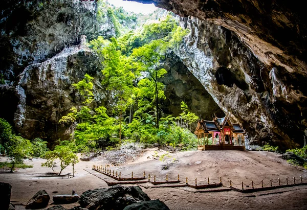 Cueva de Phraya Nakhon, templo del pabellón de Khua Kharuehat en el parque nacional de Khao Sam Roi Yot en Prachuap Khiri Khan, Tailandia —  Fotos de Stock