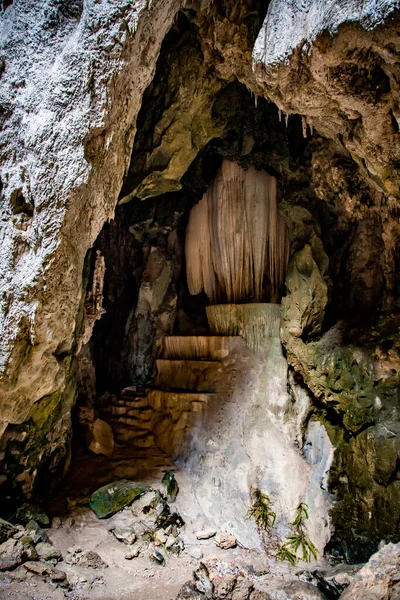 Cueva de Phraya Nakhon, templo del pabellón de Khua Kharuehat en el parque nacional de Khao Sam Roi Yot en Prachuap Khiri Khan, Tailandia — Foto de Stock