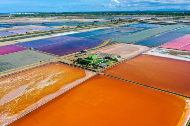 Phetchaburi Tuzu Naklua 'da daireler, çiftlikler ve çiftçiler Phetchaburi, Tayland' da tuz topluyor.