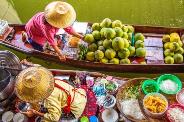 Ratchaburi, Tayland 'daki kilit altında Damnoen Saduak Yüzen Pazarı