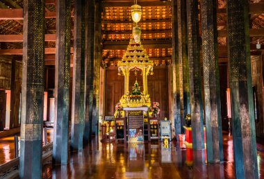 Wat Yai Suwannaram tapınağı Phetchaburi, Tayland 'da yeşil zümrüt Buddha ile