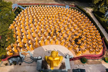 Wat Chak Yai tapınağı, altın Buda ve yüzlerce keşiş, Chanthaburi, Tayland 'da