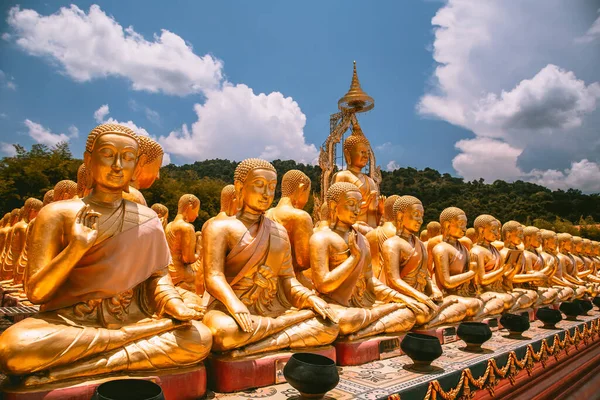 Phuttha Utthayan Makha Bucha Anusorn, Buddhismus-Gedenkpark in Nakhon Nayok, Thailand — Stockfoto