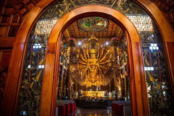 Wat Metta Thamrat или Wat Metta Tham Photiyan в Канчанабури, Таиланд — стоковое фото