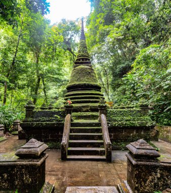 Namtok Phlio Ulusal Parkı, Chanthaburi, Tayland 'da antik pagoda ve şelale