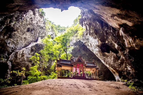 Cueva de Phraya Nakhon, templo del pabellón de Khua Kharuehat en el parque nacional de Khao Sam Roi Yot en Prachuap Khiri Khan, Tailandia —  Fotos de Stock