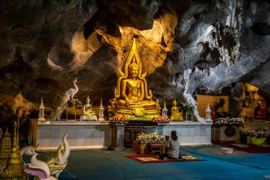 Wat tham Pu Wa tapınağı Kanchanaburi, Tayland 'daki mağarada.