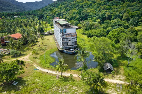 Verlassenes Boot-Chalet, Geisterschiff in der Grand Lagoona, Koh Chang, Trat, Thailand — Stockfoto