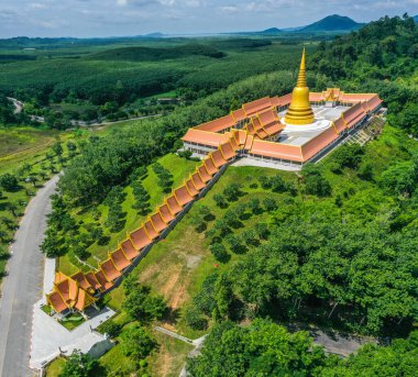 Wat Boonyawad ve Wat Boonyawas 'ın Chon Buri, Tayland' daki hava manzarası.