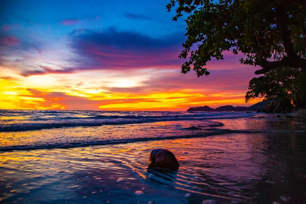 Playa de Klong Prao durante la puesta del sol en Koh Chang, Trat, Tailandia — Foto de Stock