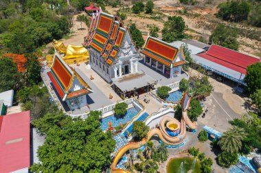 Wat Khao Sung Chaem Fa tapınağı dev yılanlı ve uzanan altın Buda, Kanchanaburi, Tayland