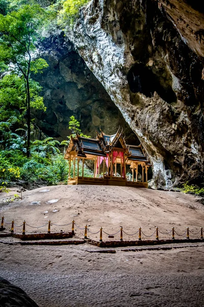 Phraya Nakhon Jeskyně, pavilon Khua Kharuehat chrám v Khao Sam Roi Yot Národní park v Prachuap Khiri Khan, Thajsko — Stock fotografie