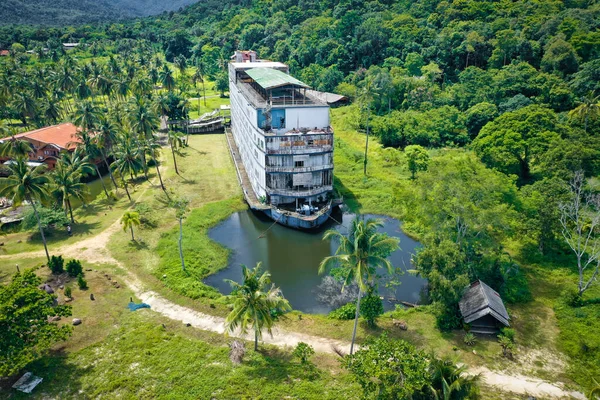 Verlassenes Boot-Chalet, Geisterschiff in der Grand Lagoona, Koh Chang, Trat, Thailand — Stockfoto