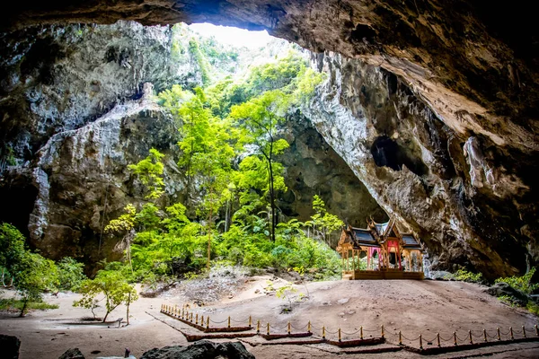 Cueva de Phraya Nakhon, templo del pabellón de Khua Kharuehat en el parque nacional de Khao Sam Roi Yot en Prachuap Khiri Khan, Tailandia —  Fotos de Stock