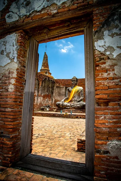 Wat Worachettharam templo, buddha sentado en Phra Nakhon Si Ayutthaya, ciudad histórica en Tailandia — Foto de Stock