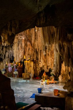Wat tham Pu Wa tapınağı Kanchanaburi, Tayland 'daki mağarada.