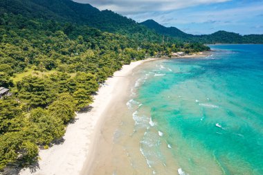 Koh Chang, Trat, Tayland 'daki Lonely Beach' in hava görüntüsü.