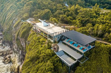 Uçurumlar ve deniz manzaralı kafe, gökyüzü manzaralı, Pha Suk nir, Ko Proet, Chanthaburi, Tayland