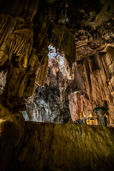 Wat tham Pu Wa tapınağı Kanchanaburi, Tayland 'daki mağarada. — Stok fotoğraf