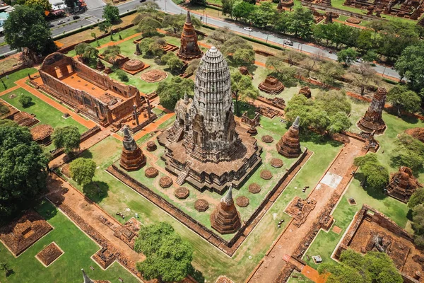 Vista aérea do templo Ayutthaya, Wat Ratchaburana, vazio durante o covid, em Phra Nakhon Si Ayutthaya, cidade histórica na Tailândia — Fotografia de Stock