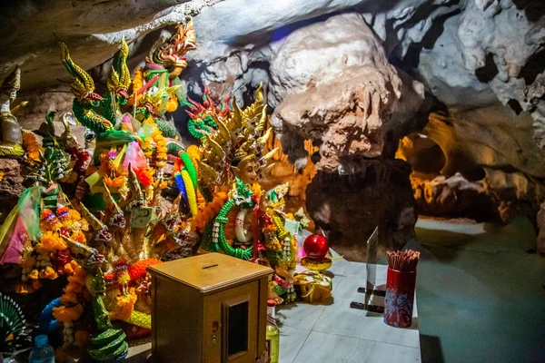 泰国Kanchanaburi山洞中的Wat tham Pu Wa寺庙 — 图库照片