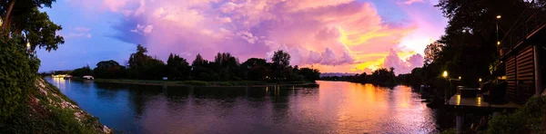 Pôr do sol no rio Kanchanaburi Khwae Yai ou Kwai na Tailândia — Fotografia de Stock