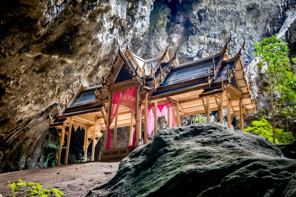 Cueva de Phraya Nakhon, templo del pabellón de Khua Kharuehat en el parque nacional de Khao Sam Roi Yot en Prachuap Khiri Khan, Tailandia —  Fotos de Stock