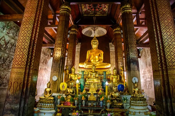Temple Wat Yai Suwannaram avec bouddha vert émeraude à Phetchaburi, Thaïlande — Photo