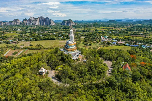 タイのラチャブリにあるワット・ノン・ホイ・パークの仏像と寺院 — ストック写真