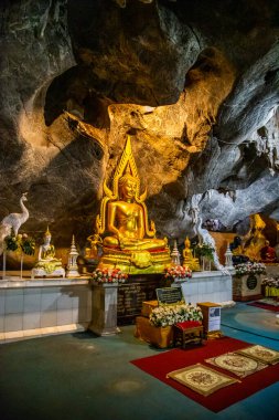 Wat tham Pu Wa tapınağı Kanchanaburi, Tayland 'daki mağarada.