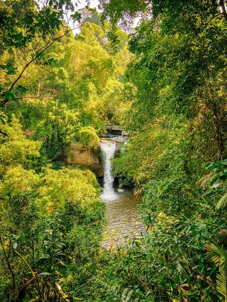 Cascada Haew Suwat en el Parque Nacional Khao Yai en Nakhon Ratchasima, Tailandia — Foto de Stock