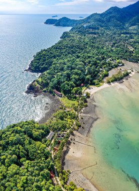 Bang Bao Cliff 'in Koh Chang, Trat, Tayland' daki hava görüntüsü.