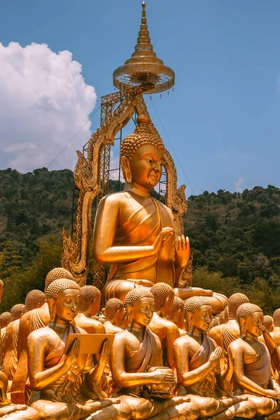 Phuttha Utthayan Makha Bucha Anusorn, Boeddhisme Memorial Park in Nakhon Nayok, Thailand — Stockfoto