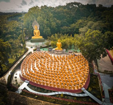 Wat Chak Yai tapınağı, altın Buda ve yüzlerce keşiş, Chanthaburi, Tayland 'da