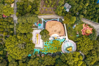 Wat Chak Yai tapınağı, altın Buda ve yüzlerce keşiş, Chanthaburi, Tayland 'da