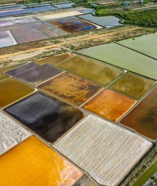 Phetchaburi Tuzu Naklua 'da daireler, çiftlikler ve çiftçiler Phetchaburi, Tayland' da tuz topluyor.