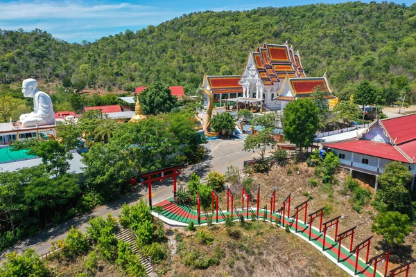 Wat Khao Sung Chaem Fa chrám s obřím hadem a ležícím zlatým buddhou, v Kanchanaburi, Thajsko — Stock fotografie