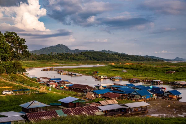 Mon Köprüsü, Sangkhlaburi 'de eski ahşap köprü, Kanchanaburi, Tayland