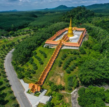 Wat Boonyawad ve Wat Boonyawas 'ın Chon Buri, Tayland' daki hava manzarası.