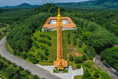 Wat Boonyawad ve Wat Boonyawas 'ın Chon Buri, Tayland' daki hava manzarası.