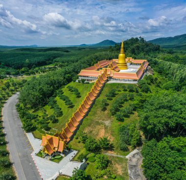 Wat Boonyawad ve Wat Boonyawas 'ın Chon Buri, Tayland' daki hava manzarası.