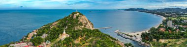 Wat Khao Takiab tepesi ve Hui Hin 'deki plaj, Prachuap Khiri Khan, Tayland